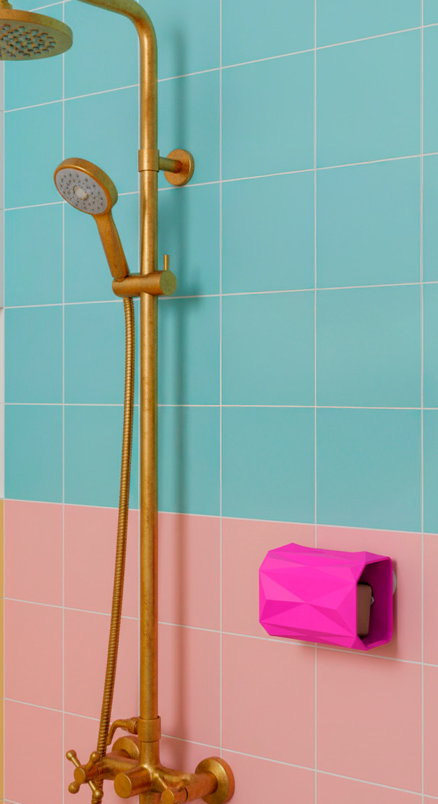 Jabonera O fucsia facetada instalada en una ducha azul y rosa